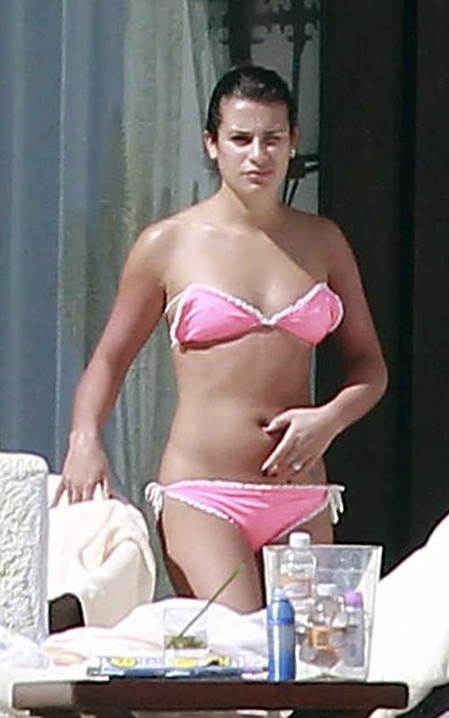 Ngôi sao của "Glee", Lea Michele bị bắt gặp đang nghỉ ngơi và thư giãn tại Cabo San Lucas, Mexico ngày cuối tuần.